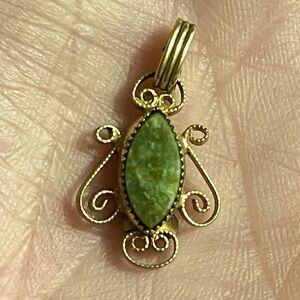 American Western Vintage CATAMORE Jade Carved Pattern Gold Intricate Pendant 🌸
